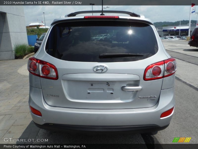 Radiant Silver / Gray 2010 Hyundai Santa Fe SE 4WD