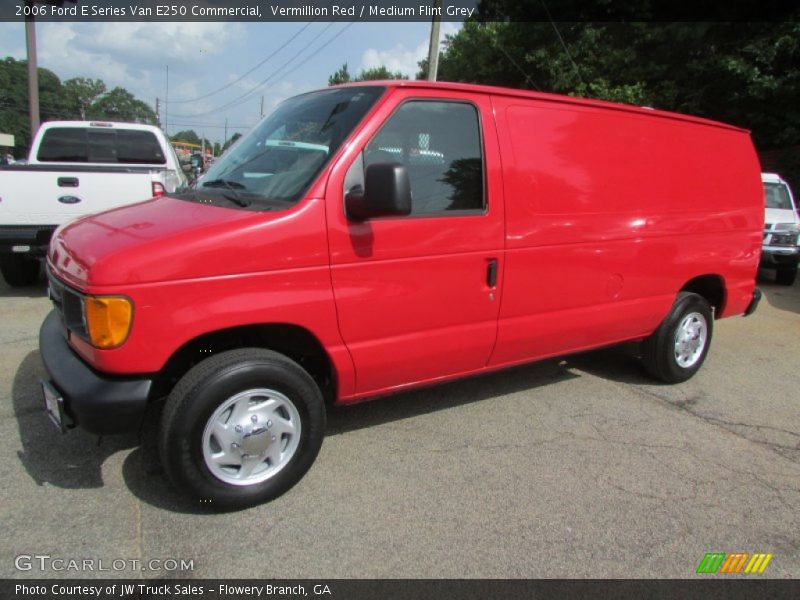 Front 3/4 View of 2006 E Series Van E250 Commercial
