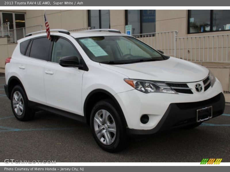 Front 3/4 View of 2013 RAV4 LE AWD