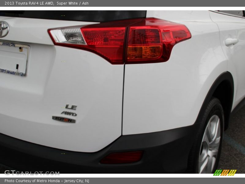 Super White / Ash 2013 Toyota RAV4 LE AWD
