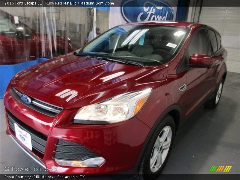 Ruby Red Metallic / Medium Light Stone 2016 Ford Escape SE