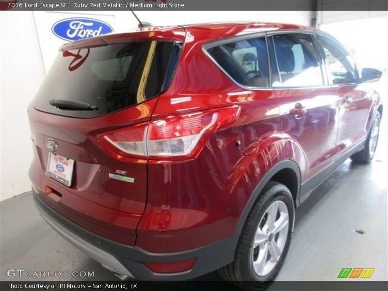 Ruby Red Metallic / Medium Light Stone 2016 Ford Escape SE