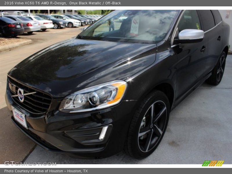 Front 3/4 View of 2016 XC60 T6 AWD R-Design