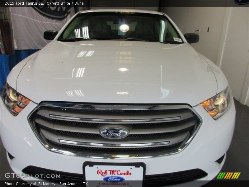 Oxford White / Dune 2015 Ford Taurus SE