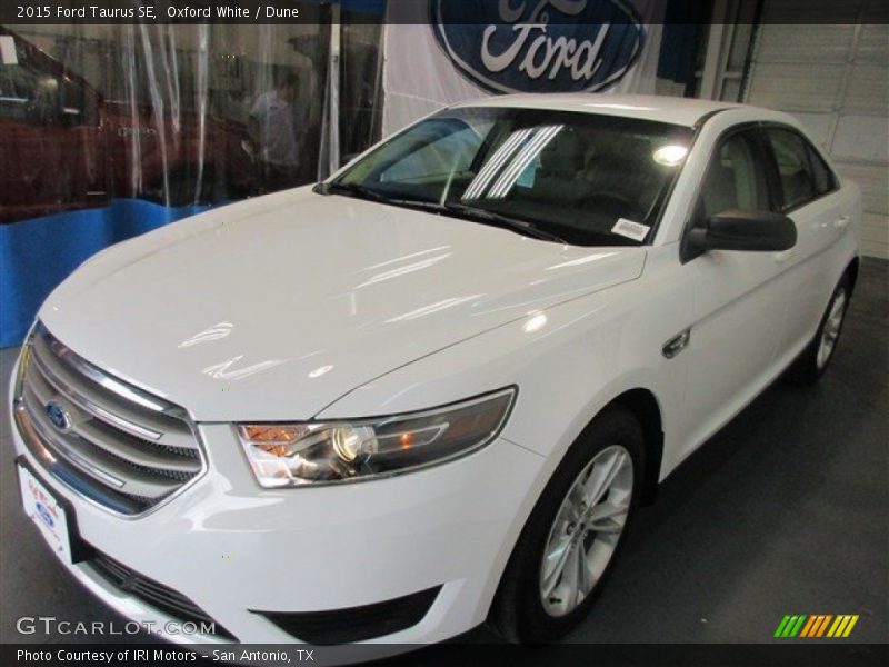 Oxford White / Dune 2015 Ford Taurus SE