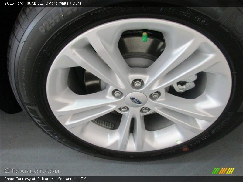 Oxford White / Dune 2015 Ford Taurus SE