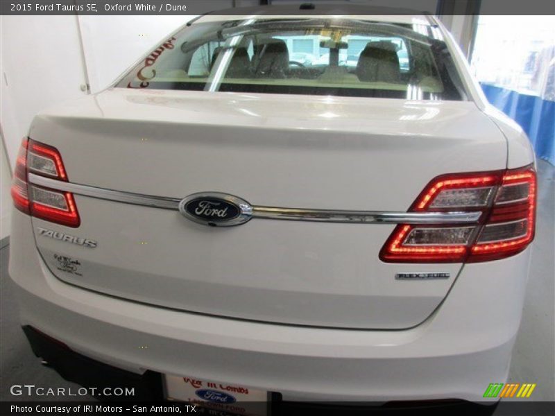 Oxford White / Dune 2015 Ford Taurus SE