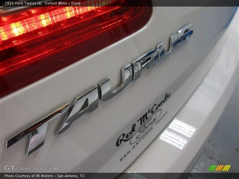 Oxford White / Dune 2015 Ford Taurus SE