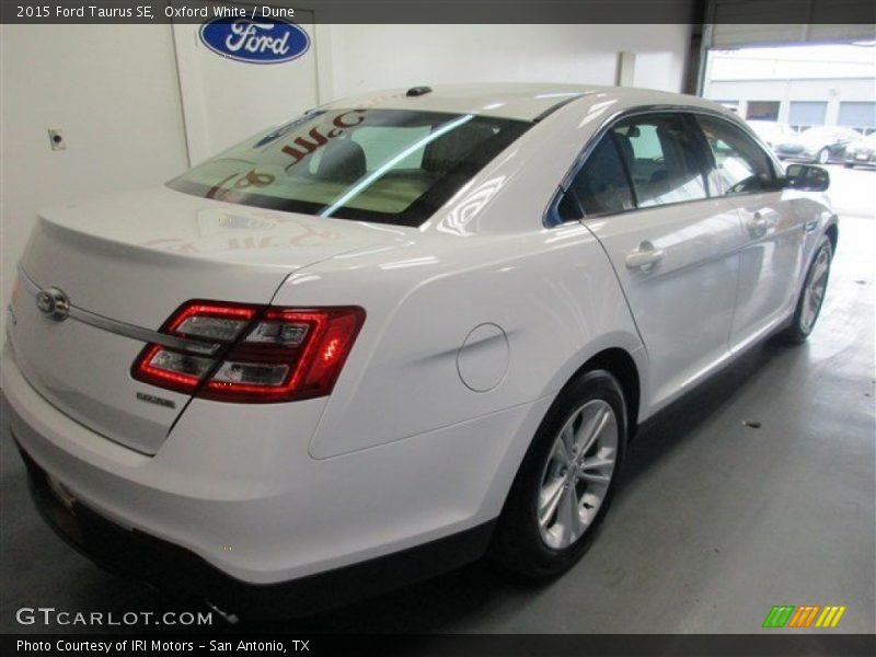 Oxford White / Dune 2015 Ford Taurus SE