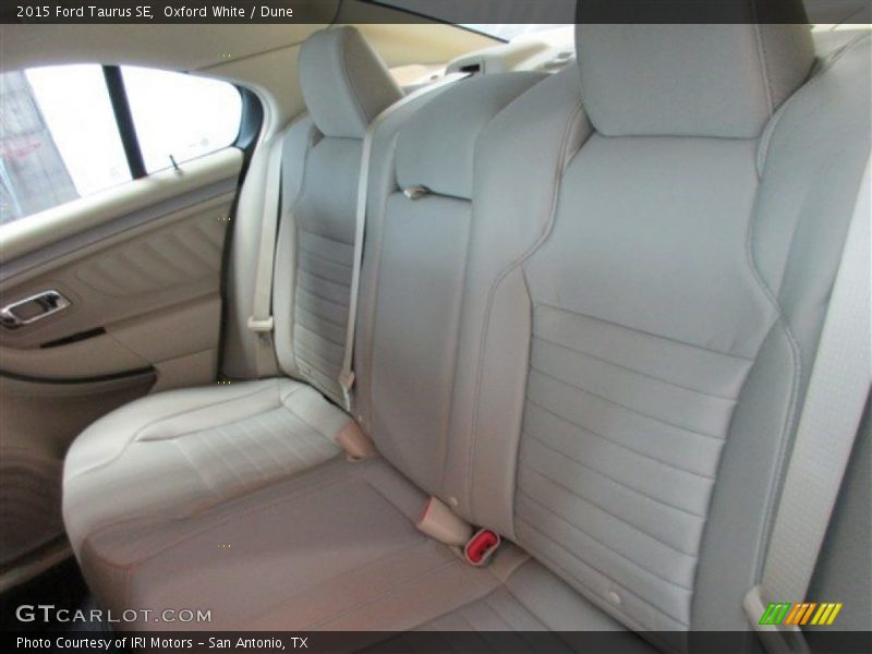 Oxford White / Dune 2015 Ford Taurus SE