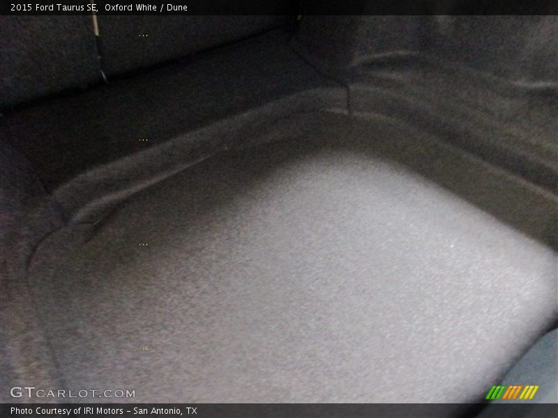 Oxford White / Dune 2015 Ford Taurus SE