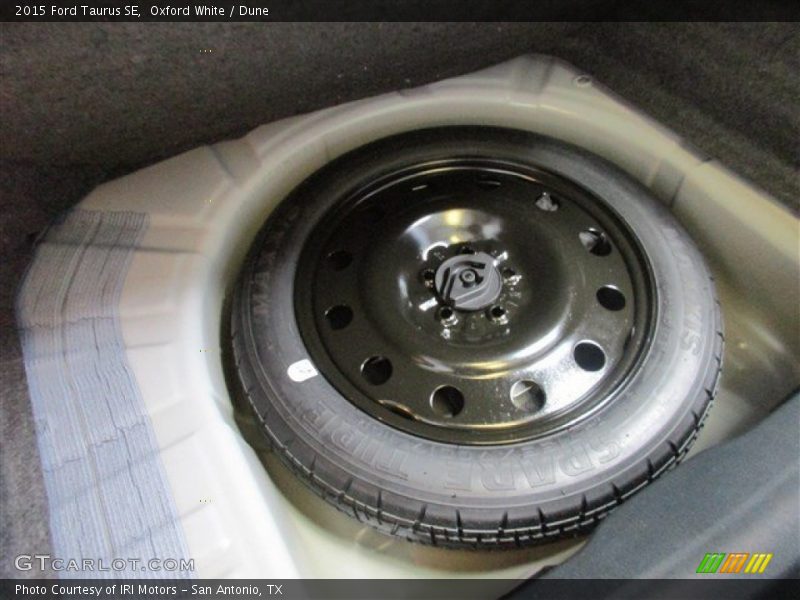 Oxford White / Dune 2015 Ford Taurus SE