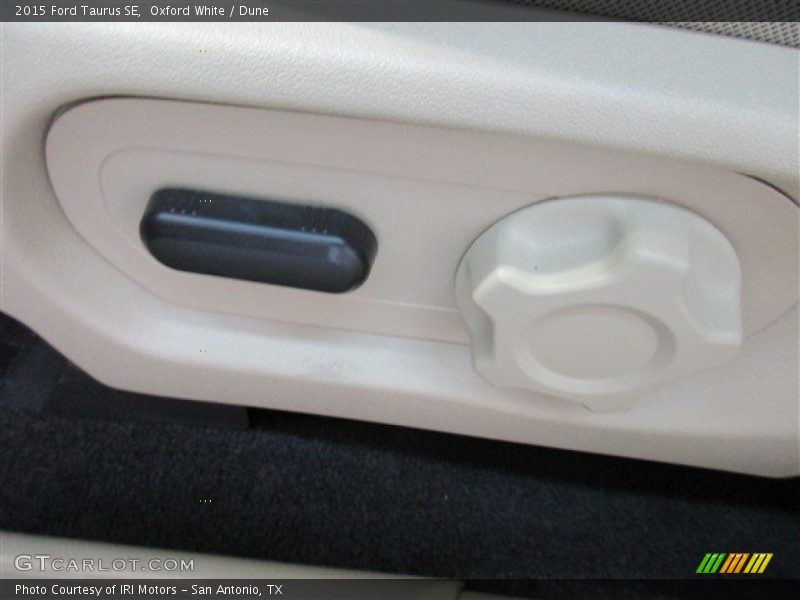 Oxford White / Dune 2015 Ford Taurus SE