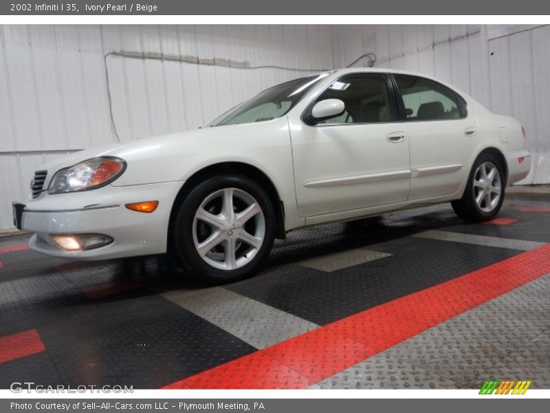 Front 3/4 View of 2002 I 35