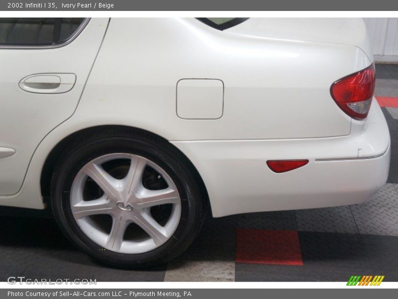 Ivory Pearl / Beige 2002 Infiniti I 35
