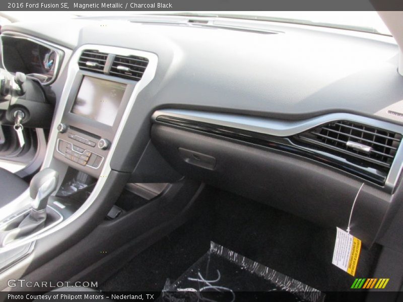 Magnetic Metallic / Charcoal Black 2016 Ford Fusion SE