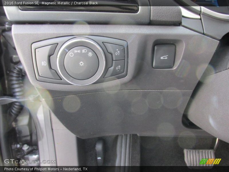 Magnetic Metallic / Charcoal Black 2016 Ford Fusion SE