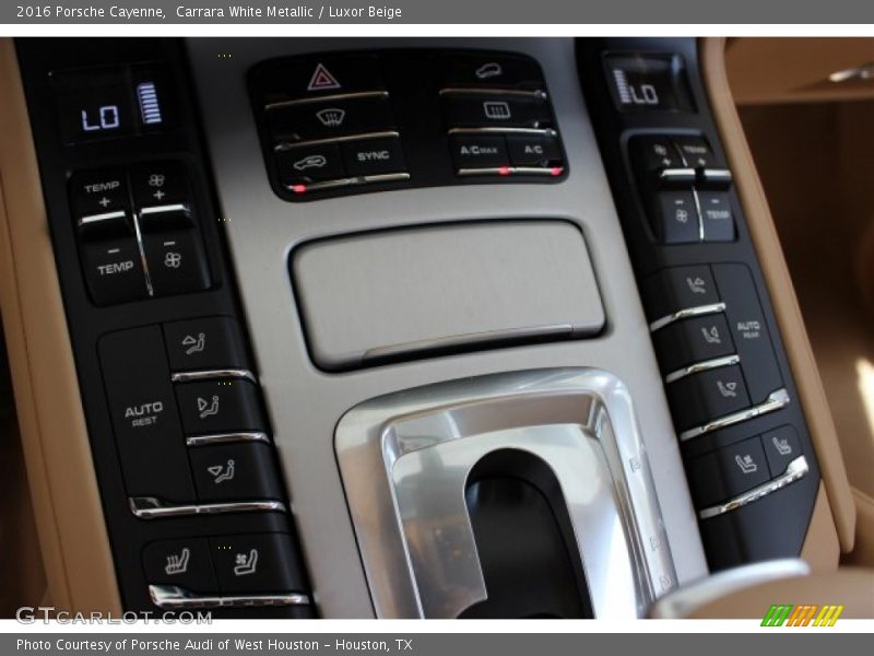 Carrara White Metallic / Luxor Beige 2016 Porsche Cayenne