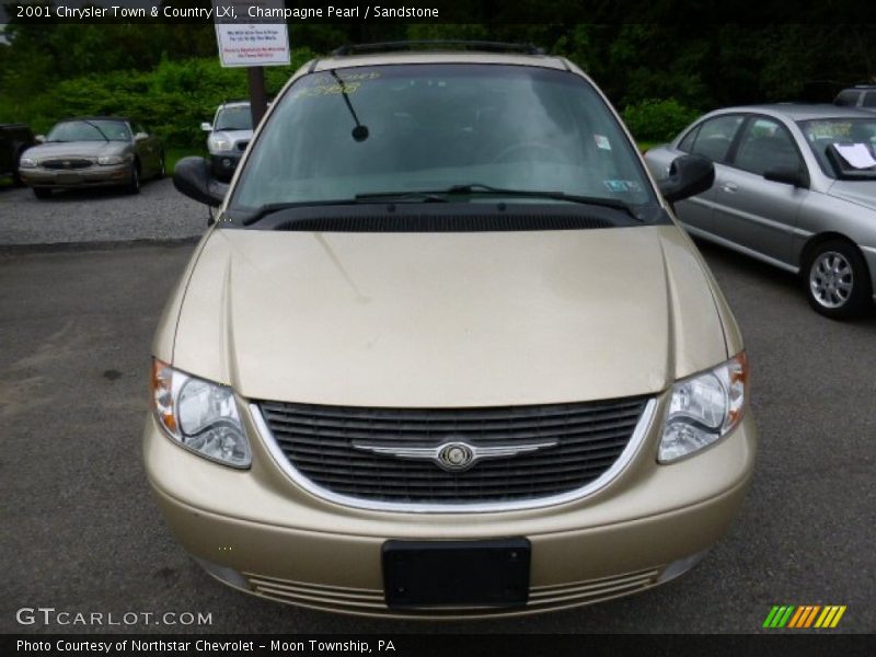 Champagne Pearl / Sandstone 2001 Chrysler Town & Country LXi