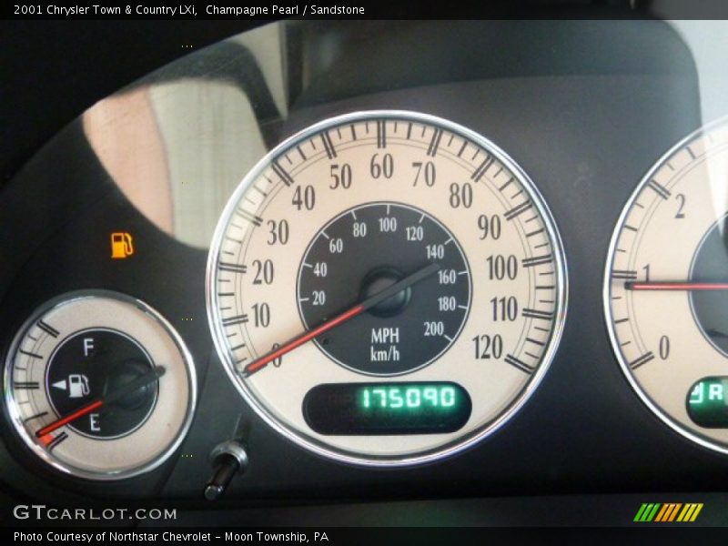 Champagne Pearl / Sandstone 2001 Chrysler Town & Country LXi