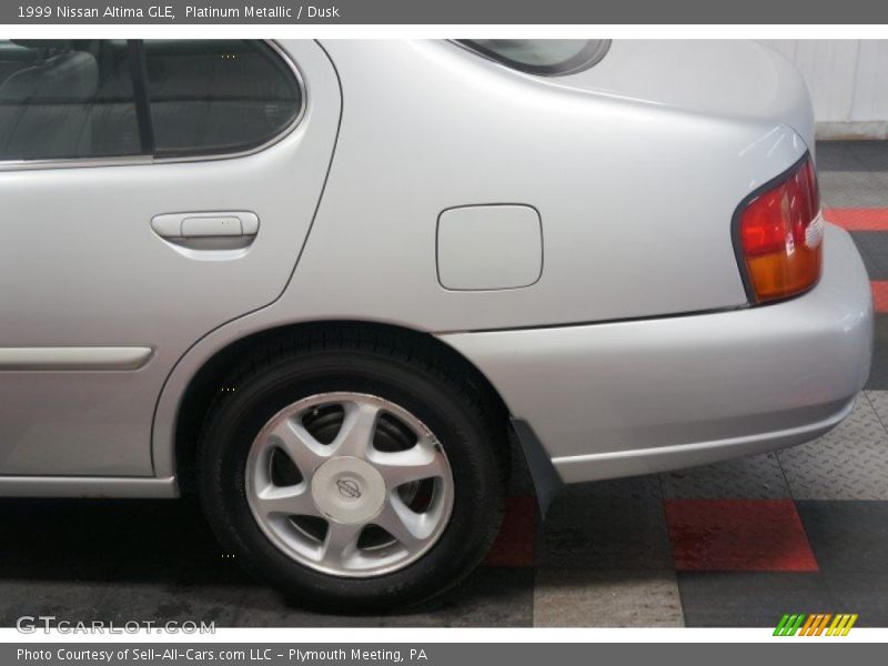 Platinum Metallic / Dusk 1999 Nissan Altima GLE