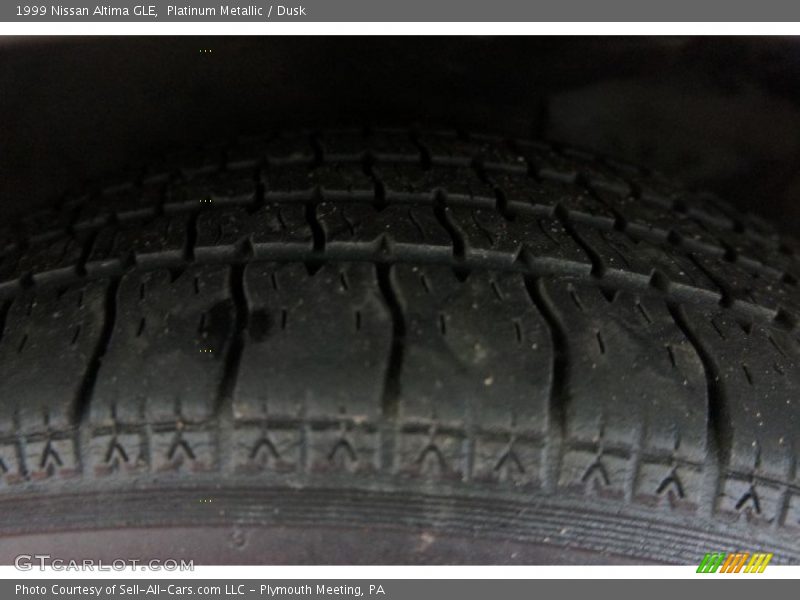 Platinum Metallic / Dusk 1999 Nissan Altima GLE