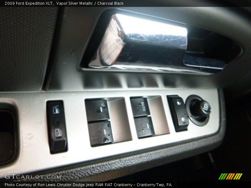 Vapor Silver Metallic / Charcoal Black 2009 Ford Expedition XLT