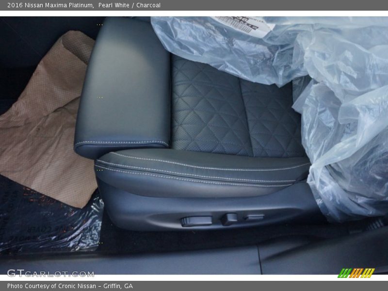 Pearl White / Charcoal 2016 Nissan Maxima Platinum