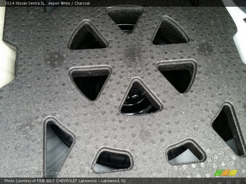 Aspen White / Charcoal 2014 Nissan Sentra SL