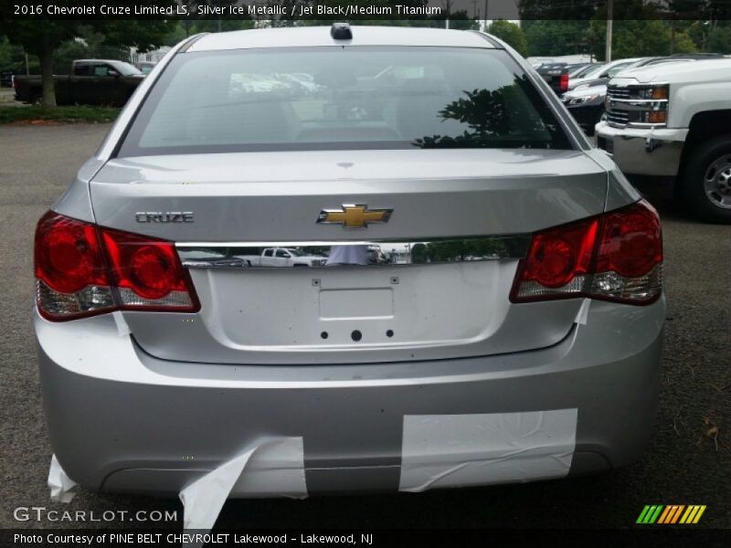 Silver Ice Metallic / Jet Black/Medium Titanium 2016 Chevrolet Cruze Limited LS
