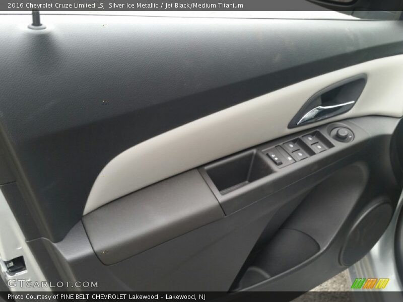 Silver Ice Metallic / Jet Black/Medium Titanium 2016 Chevrolet Cruze Limited LS