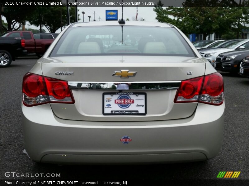 Champagne Silver Metallic / Cocoa/Light Neutral 2016 Chevrolet Cruze Limited LT