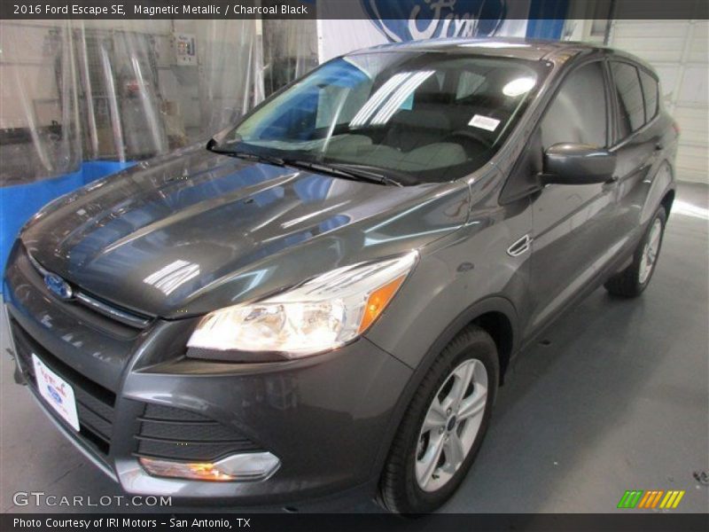 Magnetic Metallic / Charcoal Black 2016 Ford Escape SE