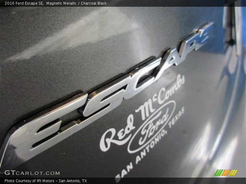 Magnetic Metallic / Charcoal Black 2016 Ford Escape SE
