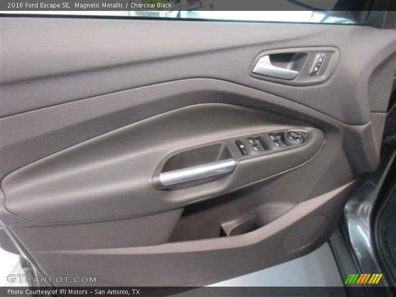 Magnetic Metallic / Charcoal Black 2016 Ford Escape SE