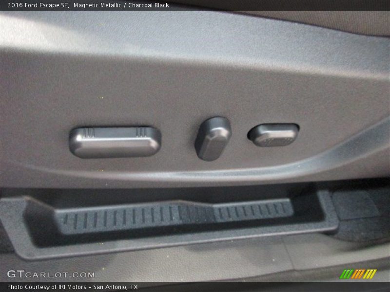 Magnetic Metallic / Charcoal Black 2016 Ford Escape SE