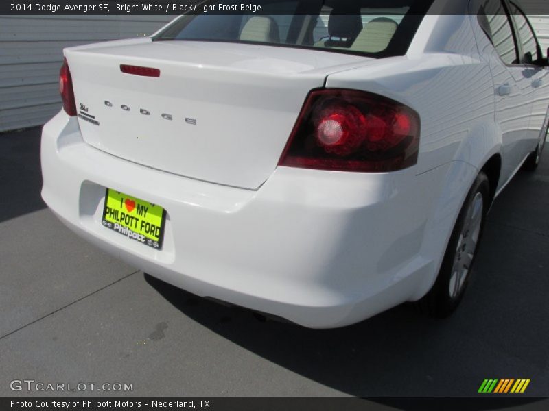 Bright White / Black/Light Frost Beige 2014 Dodge Avenger SE