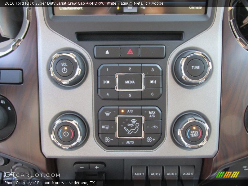 Controls of 2016 F350 Super Duty Lariat Crew Cab 4x4 DRW