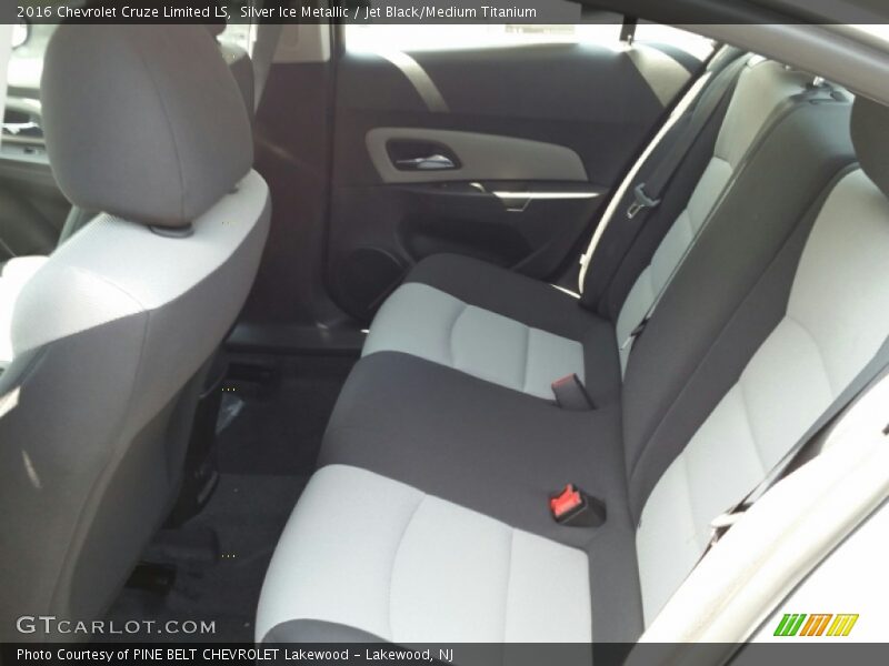 Silver Ice Metallic / Jet Black/Medium Titanium 2016 Chevrolet Cruze Limited LS