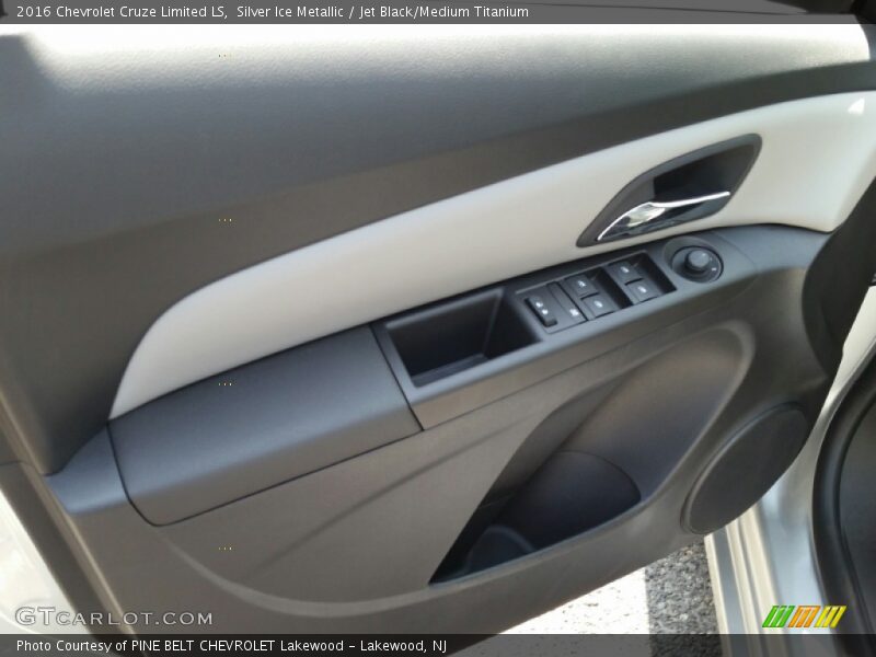 Silver Ice Metallic / Jet Black/Medium Titanium 2016 Chevrolet Cruze Limited LS