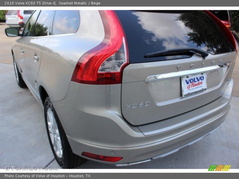 Seashell Metallic / Beige 2016 Volvo XC60 T5 Drive-E