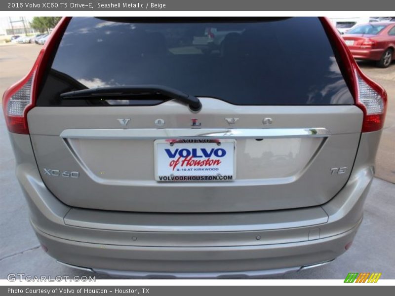 Seashell Metallic / Beige 2016 Volvo XC60 T5 Drive-E