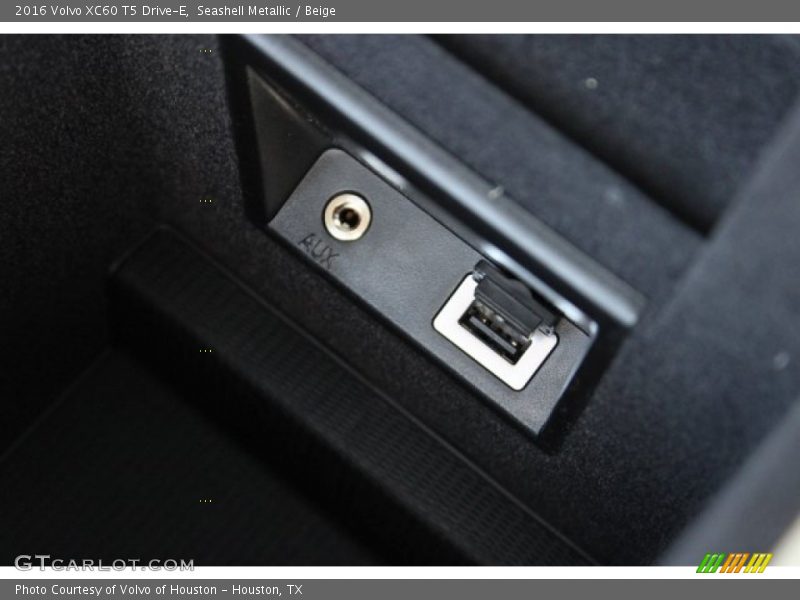 Seashell Metallic / Beige 2016 Volvo XC60 T5 Drive-E