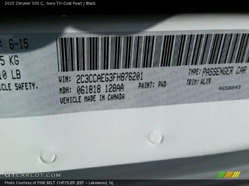 Ivory Tri-Coat Pearl / Black 2015 Chrysler 300 C