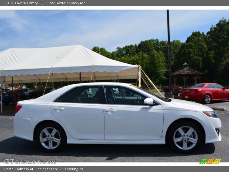 Super White / Black/Ash 2014 Toyota Camry SE