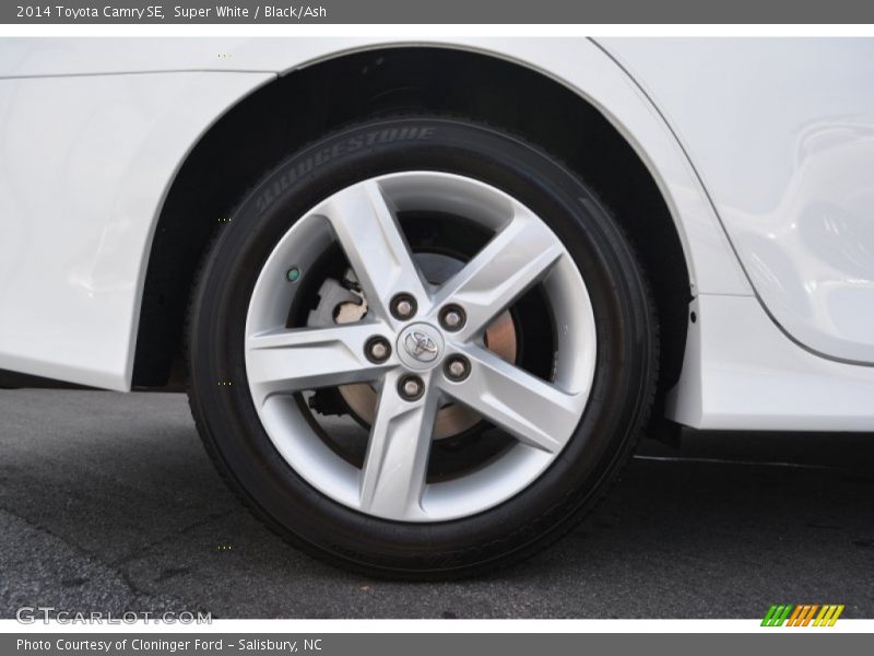 Super White / Black/Ash 2014 Toyota Camry SE