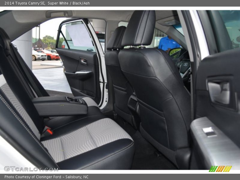 Super White / Black/Ash 2014 Toyota Camry SE