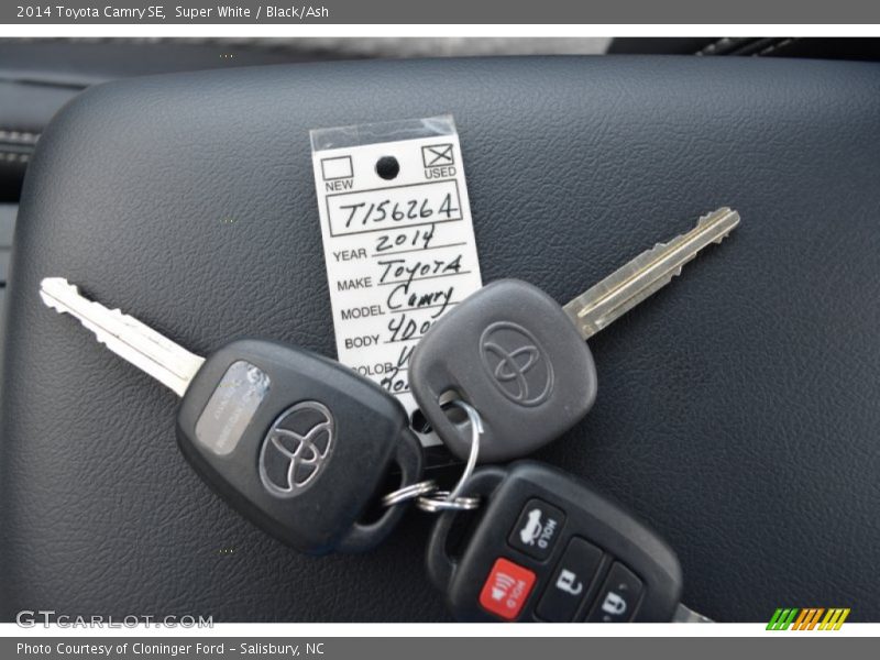 Super White / Black/Ash 2014 Toyota Camry SE