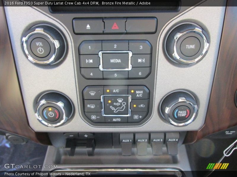 Controls of 2016 F350 Super Duty Lariat Crew Cab 4x4 DRW