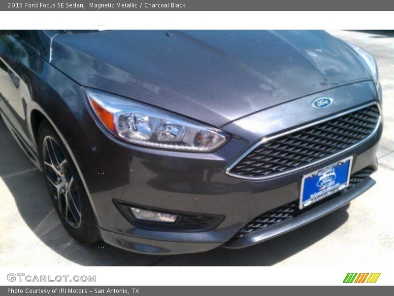 Magnetic Metallic / Charcoal Black 2015 Ford Focus SE Sedan